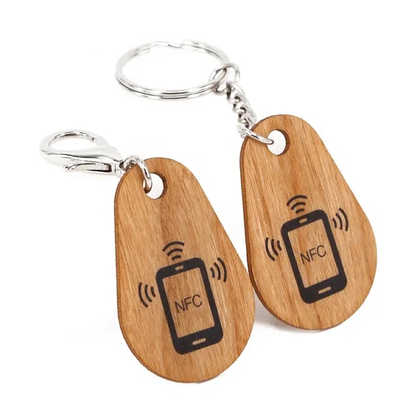 Bilde av Keyfob in wood material with RFID 1K Compatible 13.56 MHz chip Fudan 08. 70102096 (DE,SE,NO,FI,RO,PL)